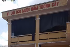 Phụ huynh trường Tiểu học và Trung học cơ sở xã Bình Nguyên lắp rèm chắn nắng cho học sinh. (Ảnh: PM/Vietnam+)