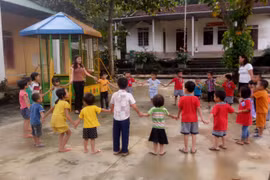 Cô Thắm mong một tương lai tươi sáng cho các học trò . (Ảnh: PV/Vietnam+)