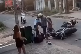 Nam thanh niên sau khi gây tai nạn giao thông còn đánh đập nữ sinh. (Ảnh cắt từ clip)