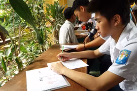 Thí sinh làm hồ sơ xét tuyển đại học. (Ảnh: Phạm Mai/Vietnam+)