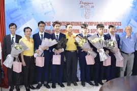 Bộ Giáo dục và Đào tạo chúc mừng các thành viên đội tuyển. (Ảnh: PV)