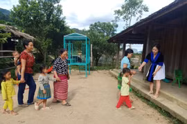 Niềm vui của cô Sung Thị Tông là mỗi ngày trẻ được đón các em đến lớp. (Ảnh: PV/Vietnam+)