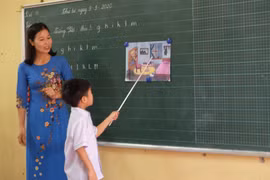 Học sinh học lớp 1 theo chương trình mới. (Ảnh: PV)