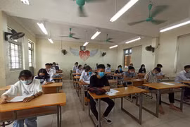 Thí sinh làm thủ tục dự thi Tốt nghiệp Trung học phổ thông. (Ảnh: PV/Vietnam+)