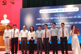 Đại điện các bên tại lễ ký kết hợp tác đào tạo. (Ảnh: Phạm Mai/Vietnam+)