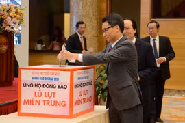 Phó thủ tướng Vũ Đức Đam và các đại biểu tại Hội nghị ủng hộ đồng bào miền Trung. (Ảnh: PV)