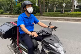 Thầy Nguyễn Văn Quyết chở loa thùng đi tuyên truyền về dịch COVID-19. (Ảnh: NVCC)