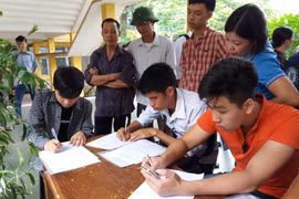 Thí sinh làm hồ sơ xét tuyển đại học. (Ảnh: Phạm Mai/Vietnam+)