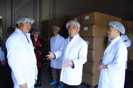 Đại sứ Đoàn Xuân Hưng (trái) thăm xưởng chế biến của Công ty Lehop. (Ảnh: Mạnh Hùng/Vietnam+)