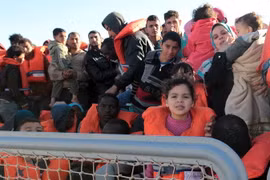 Người di cư cập cảng ở Sicily sau khi được cứu trên biển ngày 15/4. (Nguồn: AFP/TTXVN)