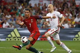 Tình huống sút hụt bóng vô duyên của Ronaldo ở cuối trận. (Nguồn: Getty Images)