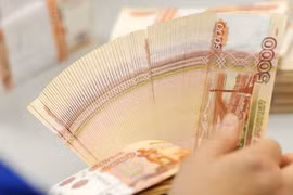 Đồng ruble mất giá ảnh hưởng nặng nề đến tăng trưởng kinh tế của Nga. (Nguồn: RT.com)