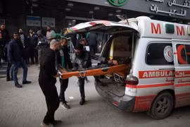 Chuyển người bị thương tới bệnh viện sau cuộc không kích của Israel tại Dải Gaza ngày 28/12/2023. (Ảnh: THX/TTXVN)