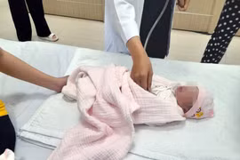 Cứu sống bé gái sơ sinh bị bỏ rơi cạnh bãi rác, kiến cắn khắp người