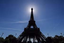 Hai du khách Mỹ say rượu, ngủ quên qua đêm trên Tháp Eiffel