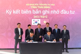 Ông Nguyễn Khắc Thận, Chủ tịch UBND tỉnh Thái Bình, chứng kiến lễ ký kết biên bản ghi nhớ đầu tư. (Ảnh: Khánh Vân/TTXVN)