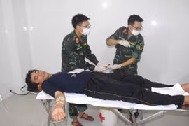 Bác sỹ Quân y điều trị vết thương cho ngư dân gặp nạn. (Ảnh minh họa: TTXVN phát)