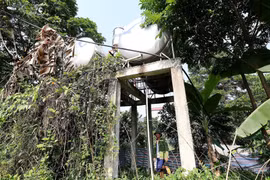 Người dân ngóng chờ nước sạch tại khu tái định cư ở Hòa Bình