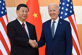 Tổng thống Mỹ Joe Biden (phải) trong cuộc gặp Chủ tịch Trung Quốc Tập Cận Bình bên lề Hội nghị Thượng đỉnh Nhóm các Nền Kinh tế Phát triển và Mới nổi hàng đầu thế giới (G20) ở Bali, Indonesia ngày 14/11/2022. (Ảnh: AFP/TTXVN)