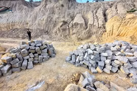 Hàng trăm viên đá chẻ thành phẩm đang được tập kết tại hiện trường. (Ảnh: Quang Thái/TTXVN)