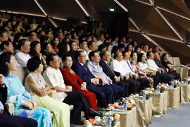 Chủ tịch Quốc hội Vương Đình Huệ cùng các đồng chí lãnh đạo, nguyên lãnh đạo Đảng, Nhà nước dự chương trình. (Ảnh: Phạm Kiên/TTXVN)