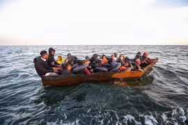 Người di cư chờ được giải cứu trên Địa Trung Hải. (Ảnh: AFP/TTXVN)