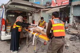 Lực lượng cứu hộ chuyển nạn nhân bị thương trong vụ đánh bom tại tỉnh Khyber Pakhtunkhwa, Pakistan, ngày 3/11/2023. (Ảnh: AFP/TTXVN)