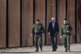 Tổng thống Biden lần đầu thị sát biên giới Mỹ-Mexico từ khi nhậm chức