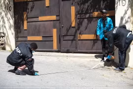 Cảnh sát và nhân viên pháp y Haiti điều tra bên ngoài tư dinh Tổng thống Jovenel Moise sau khi ông bị ám sát, ngày 7/7/2021. (Ảnh: AFP/TTXVN)