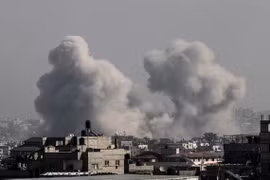 Quân đội Israel đẩy mạnh hoạt động không kích Dải Gaza nhằm tiêu diệt lực lượng Hamas ngày 17/12/2023. (Ảnh: AFP/TTXVN)