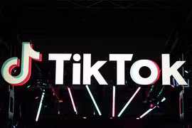 Anh xem xét khả năng cấm cài TikTok trên thiết bị của nhà nước