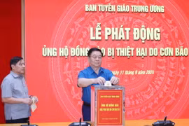 Đồng chí Nguyễn Trọng Nghĩa, Ủy viên Bộ Chính trị, Bí thư Trung ương Đảng, Trưởng Ban Tuyên giáo Trung ương ủng hộ đồng bào bị thiệt hại do cơn bão số 3. (Ảnh: Phương Hoa/TTXVN)