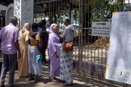 Cử tri tới điểm bỏ phiếu bầu tổng thống tại Colombo, Sri Lanka. (Ảnh: THX/TTXVN)