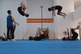 Học sinh tại trường Trung cấp Nghệ thuật Xiếc và Tạp kỹ Việt Nam đang luyện tập động tác biểu diễn.