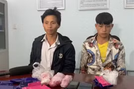 Hai đối tượng Giàng A Bông và Thào A Ly cùng tang vật. (Ảnh: Nguyễn Cường/TTXVN)