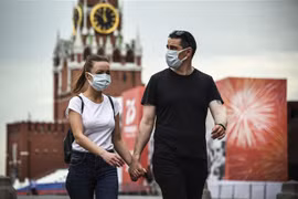 Người dân đeo khẩu trang phòng dịch COVID-19 tại Moskva, Nga. (Ảnh: AFP/TTXVN)