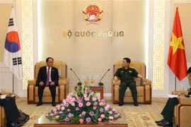 Đại tướng Ngô Xuân Lịch tiếp Ngài Park Noh-Wan, Đại sứ Đặc mệnh toàn quyền Hàn Quốc tại Việt Nam. (Ảnh: Minh Tuấn/Thông tấn Quân sự)