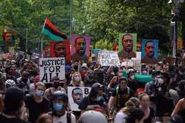 Người dân tham gia tuần hành kỷ niệm ngày lễ Juneteenth tại New York, Mỹ. (Ảnh: AFP/TTXVN)