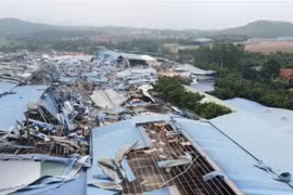 Trận lốc xoáy gây thiệt hại lớn về người và cơ sở vật chất tại huyện Bình Xuyên, tỉnh Vĩnh Phúc. (Ảnh: Hoàng Hùng/TTXVN)