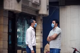 Người dân đeo khẩu trang phòng dịch COVID-19 tại Cairo, Ai Cập. (Ảnh: THX/TTXVN)