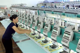 Dây chuyền sản xuất sản phẩm dệt may tại Công ty Cổ phần Đầu tư và Thương mại TNG. (Ảnh: Hoàng Hùng/TTXVN)