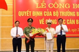 Trao quyết định bổ nhiệm Giám đốc Công an tỉnh Quảng Bình cho Đại tá Nguyễn Tiến Nam. (Ảnh: TTXVN phát)