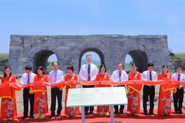 Đại sứ Hoa Kỳ tại Việt Nam Daniel Kritenbrink và Phó Chủ tịch UBND tỉnh Thanh Hóa Nguyễn Đức Quyền thực hiện nghi lễ cắt băng khánh thành Dự án tu sửa mái vòm và bảo tồn cổng thành phía Nam Thành nhà Hồ. (Ảnh: TTXVN phát)