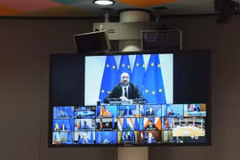 Chủ tịch Hội đồng châu Âu Charles Michel (phía trên) và lãnh đạo các nước EU họp thượng đỉnh trực tuyến về kế hoạch phục hồi sau đại dịch COVID-19. (Ảnh: AFP/TTXVN)