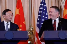 Ngoại trưởng Mỹ Mike Pompeo và Chủ nhiệm Văn phòng Ủy ban Công tác đối ngoại Trung ương Đảng Cộng sản Trung Quốc Dương Khiết Trì. (Nguồn: Reuters)