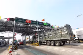 Việc triển khai làn thu phí không dừng sẽ được áp dụng đối với tất cả các trạm trong cả nước. (Ảnh: Huy Hùng/TTXVN)