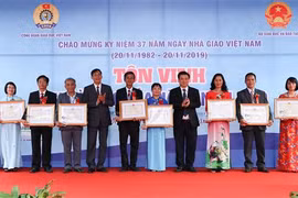 Trao Bằng khen của Bộ Giáo dục và Đào tạo cho các nhà giáo tiêu biểu của năm 2019. (Ảnh: Thanh Tùng/TTXVN)