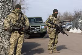 Quân nhân Ukraine tại một trạm gác ở thị trấn Zolote, vùng Lugansk, miền Đông Ukraine. (Ảnh: AFP/TTXVN)