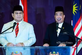 Bộ trưởng Quốc phòng Indonesia Prabowo Subianto (trái) và người đồng cấp nước chủ nhà Mohamad Sabu. (Nguồn: nst.com.my)