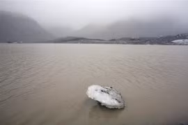 Băng trôi trên hồ phía trước sông băng Solheimajokull, Iceland. (Ảnh: AFP/TTXVN)